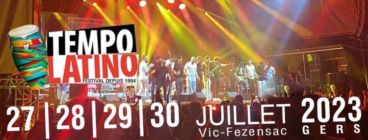 Le bandeau 2023 de Tempo Latino avec le visuel, les dates du prochain festival et une vue de la scène et des artistes